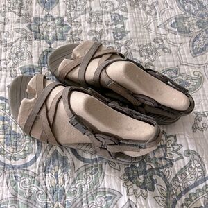 Merrell  women’s  Aster Bungee leather sport sandals size 6 new in box.